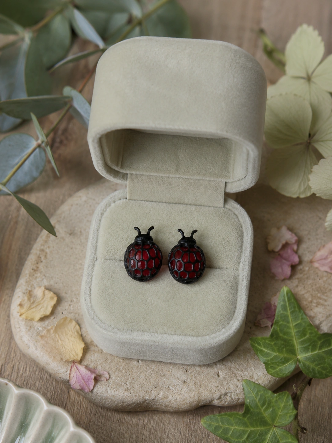 Pendientes Abstract Ladybug presentados en una caja de joyeria clara